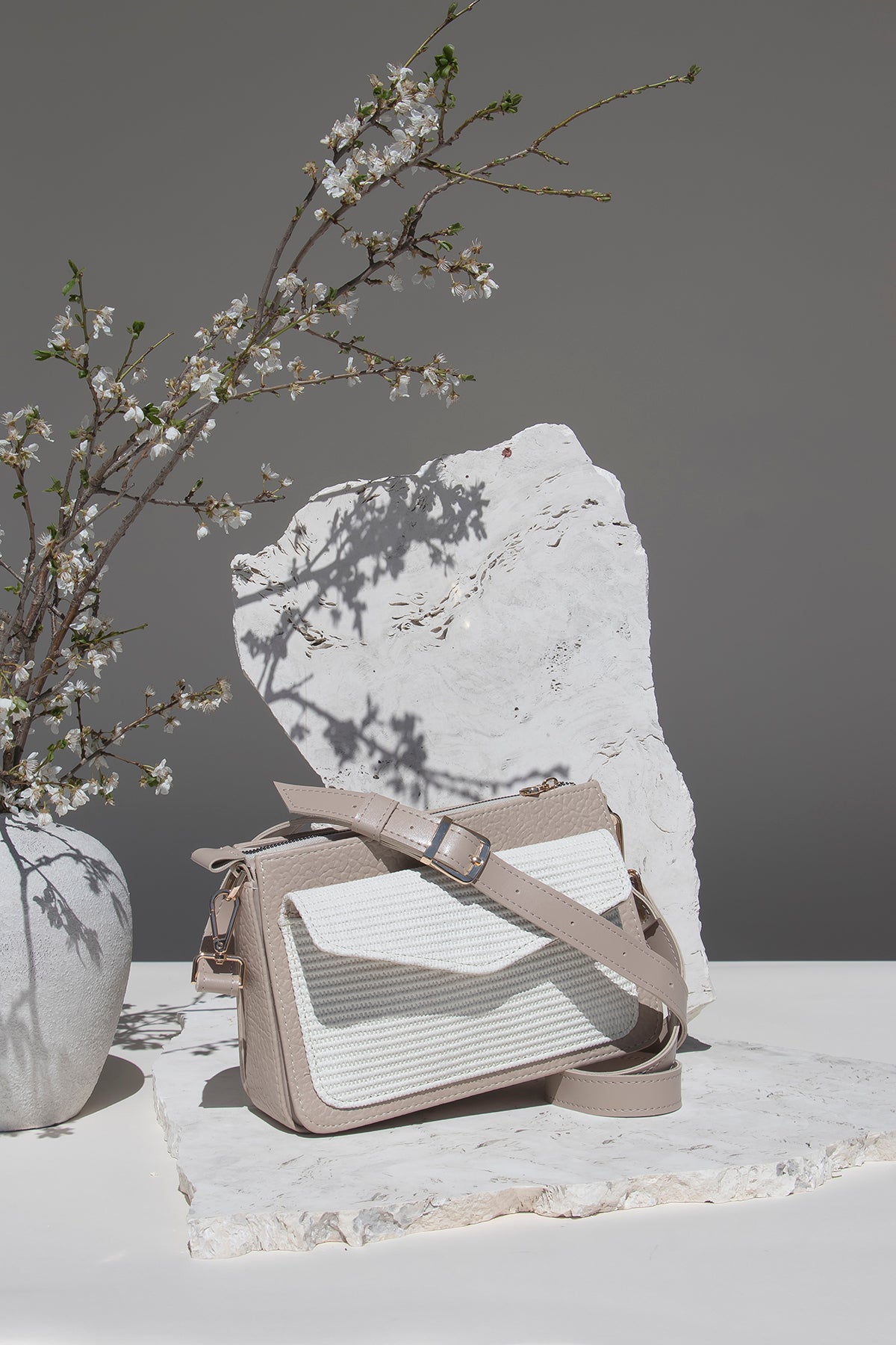 LOTA – TAMNO BEŽ/BIJELO